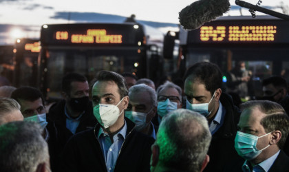 Στους δρόμους της Αθήνας τα πρώτα λεωφορεία με leasing – Στο αμαξοστάσιο ο πρωθυπουργός