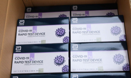 Ξεκινά η απευθείας διανομή rapid tests στις δημόσιες και ιδιωτικές προνοιακές δομές