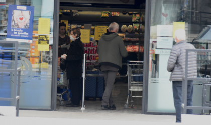 Κλειστά και αύριο λιανικό εμπόριο και τράπεζες -Τι θα είναι ανοιχτά 