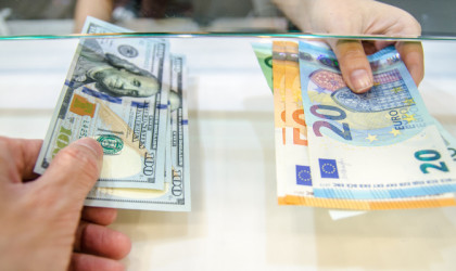 Συνάλλαγμα: Το ευρώ υποχωρεί 0,73%, στα 1,0245 δολάρια