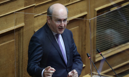 Χατζηδάκης: Δεν είναι δυνατόν ο ελεύθερος επαγγελματίας να πληρώνει πολύ λιγότερο φόρο από τον μέσο υπάλληλό του