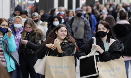 Βρετανία: Σε χαμηλό επίπεδο ρεκόρ παραμένει η εμπιστοσύνη των καταναλωτών