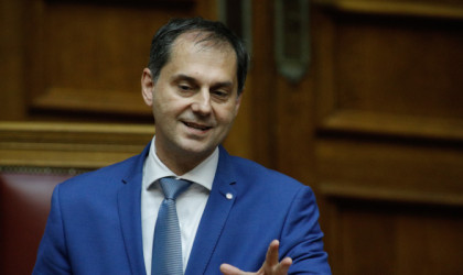 Αντιπαράθεση Θεοχάρη με αντιπολίτευση για το νομοσχέδιο των κόκκινων δανείων