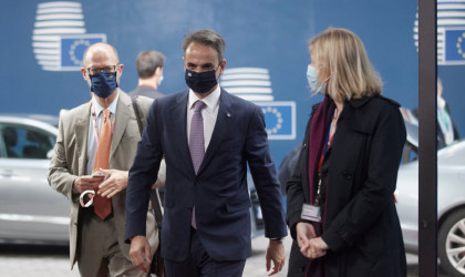 Μητσοτάκης: Όχι νέοι περιορισμοί, να επιταχύνουμε τους εμβολιασμούς