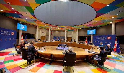 ΕΕ: Ανάγκη να συνεχιστούν οι εμβολιασμοί, επαγρύπνηση για τις μεταλλάξεις