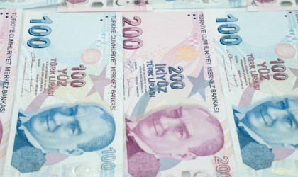 Η κεντρική τράπεζα μείωσε τα επιτόκια και η ισοτιμία της τουρκικής λίρας έπεσε στο ιστορικά χαμηλότερο επίπεδό της