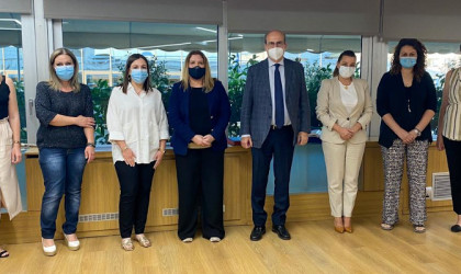 Συνάντηση Χατζηδάκη-Συρεγγέλα με εργαζόμενες και άνεργες γυναίκες