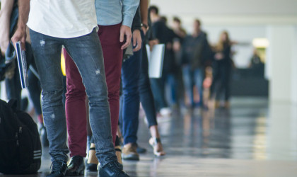 Ανεργία: Χαμηλότερα του 10% τον Οκτώβριο για πρώτη φορά από το 2009 [πίνακες]