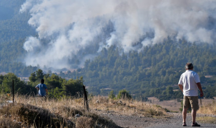 Μάχη με τις φλόγες σε Κερατέα και Βίλια