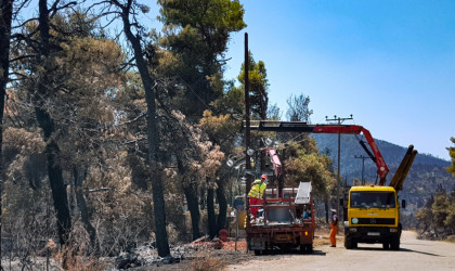 Αγώνας δρόμου των συνεργείων του ΔΕΔΔΗΕ για την αποκατάσταση της ηλεκτροδότησης