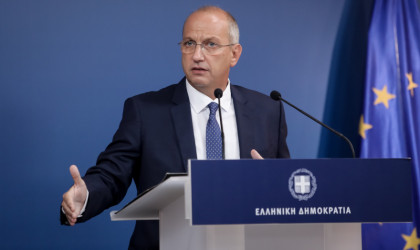 Οικονόμου: Η κυβέρνηση θα σταθεί στο πλευρό όσων πλήττονται οικονομικά από την πανδημία