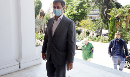 Θεοχάρης: Το σχέδιο στήριξης για τις πυρόπληκτες τουριστικές επιχειρήσεις