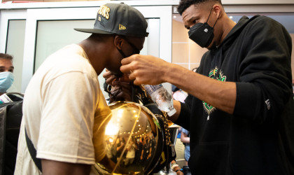 Με το τρόπαιο του NBA στην Ελλάδα Γιάννης και Θανάσης Αντετοκούνμπο -«Θα το πάμε στα Σεπόλια, παντού»