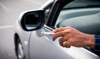 Τι πρόστιμα προβλέπονται για τη ρίψη αναμμένου τσιγάρου από αυτοκίνητο