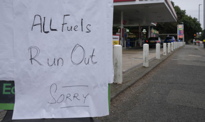 Το Λονδίνο λέει ότι η κρίση στα καύσιμα είναι υπό έλεγχο –Συνεχίζουν να υπάρχουν άδεια βενζινάδικα