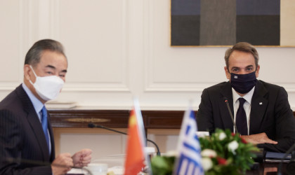 Συνάντηση Μητσοτάκη με τον ΥΠΕΞ της Κίνας: Στο τραπέζι οι προοπτικές περαιτέρω ανάπτυξης των οικονομικών και επενδυτικών σχέσεων