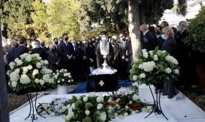 Σε φορτισμένο κλίμα συγκίνησης και με πολιτικά μηνύματα το μνημόσυνο της Φώφης Γεννηματά