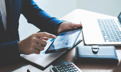 EY: Σημαντικές επενδύσεις από τις ελληνικές επιχειρήσεις στο ESG