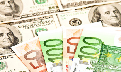 Συνάλλαγμα: Το ευρώ υποχωρεί 0,07%, στα 1,0677 δολάρια