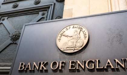 Η Τράπεζα της Αγγλίας διατήρησε σταθερά τα επιτόκια