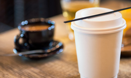 Ακριβότερος ο καφές από το 2022 -Στα πέντε λεπτά το τέλος για πλαστικά take away
