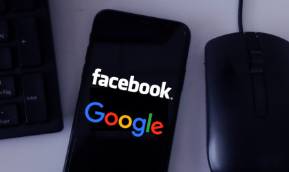 Αντίθετοι δρόμοι για τις μετοχές του Facebook και της Google -Ο κομβικός ρόλος της Apple