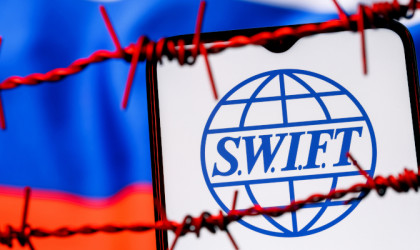 Η ΕΕ απέκλεισε επτά ρωσικές τράπεζες από το SWIFT