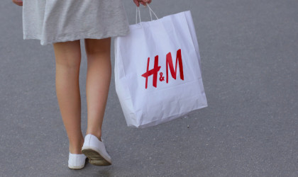 H&M: Σταματάει τις δραστηριότητες της στη Ρωσία