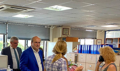 Απροειδοποίητη επίσκεψη του Χατζηδάκη στον ΕΦΚΑ Νεάπολης: «Οι πολίτες είναι ικανοποιημένοι, αλλά εμείς όχι»	