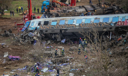 Σύγκρουση τρένων στα Τέμπη: 38 νεκροί, 66 τραυματίες, 6 διασωληνωμένοι -Ψάχνουν για εγκλωβισμένους στα βαγόνια 1-2
