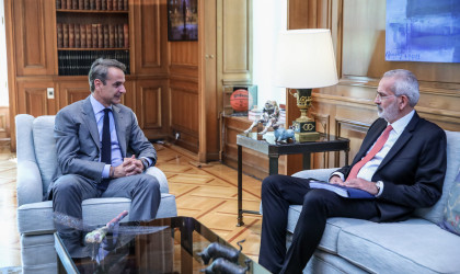 Στο Μέγαρο Μαξίμου ο Ι. Σαρμάς, ανέλαβε υπηρεσιακός πρωθυπουργός 