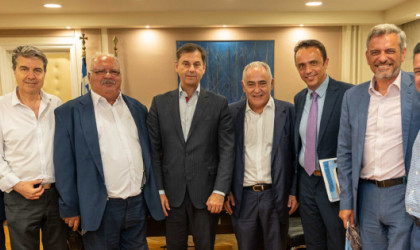 Την βελτίωση της ρύθμισης οφειλών και το θέμα των ανασφάλιστων οχημάτων, συζήτησαν ΕΕΑ και Χ. Θεοχάρης