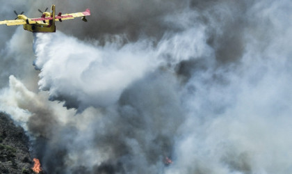 Πυροσβεστική: Μεγάλες διαστάσεις έχει λάβει η πυρκαγιά στα Δερβενοχώρια - Η φωτιά στο Λουτράκι δεν έχει ελεγχθεί