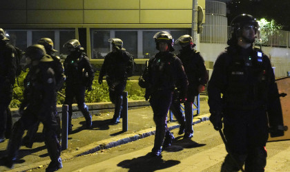 Φλέγεται η Γαλλία: Πάνω από 1.300 συλλήψεις στην τέταρτη νύχτα ταραχών