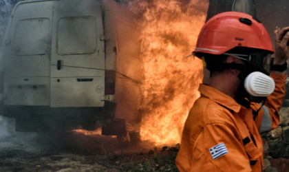 Προς τη Μαγούλα κινείται το μέτωπο της πυρκαγιάς από τα Δερβενοχώρια - Ξεκίνησαν ρίψεις τα εναέρια μέσα