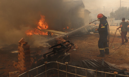 Πού καίει η φωτιά σε Λουτράκι, Δερβενοχώρια, Ρόδο -Μάχη να μην πλησιάσει την Eθνική στο ύψος της Motor Oil