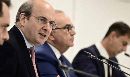 Οι νέοι μισθοί των δημοσίων υπαλλήλων μετά τις αυξήσεις: 1.476 ευρώ έξτρα το χρόνο