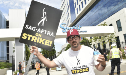 Η συντεχνία των σεναριογράφων καλεί για τερματισμό της απεργίας