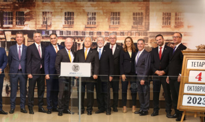 Η Optima bank «χτυπά» το καμπανάκι για την έναρξη της συνεδρίασης στο Χρηματιστήριο Αθηνών