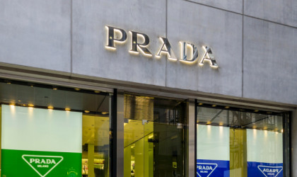 Prada: Στήριξη στα έσοδα από τα παπούτσια και τις ζακέτες της Miu Miu