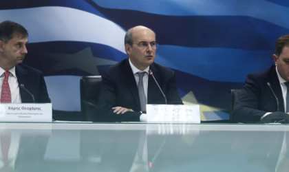 Ελεύθεροι επαγγελματίες: Τι αλλάζει στο φορολογικό νομοσχέδιο