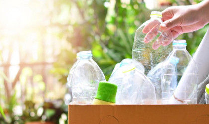 Οργανώσεις καταναλωτών καταγγέλουν στην ΕΕ μεγάλους παραγωγούς πλαστικών μπουκαλιών νερού για «πράσινο ξέπλυμα»