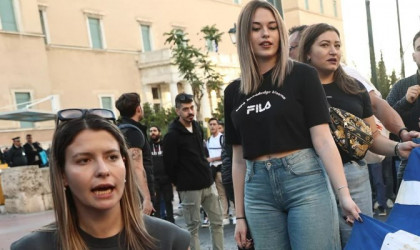 Πολυτεχνείο: Έφτασε στην πρεσβεία των ΗΠΑ η πορεία - Κλειστοί δρόμοι και μετρό, μικροεπεισόδια στη Σταδίου