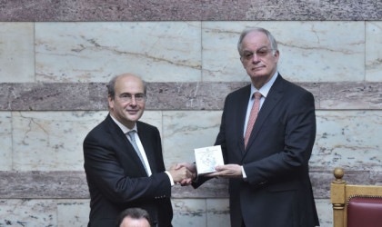 Προϋπολογισμός 2024: Κατατέθηκε στη Βουλή - Ανάπτυξη 2,9%, πρωτογενές πλεόνασμα 2,1% και πληθωρισμός στο 2,6%