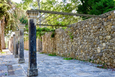 Antico Rosso, το κτήμα στην Κέρκυρα με το μοναστηριακό κτίριο που πωλείται για 8 εκατ. ευρώ