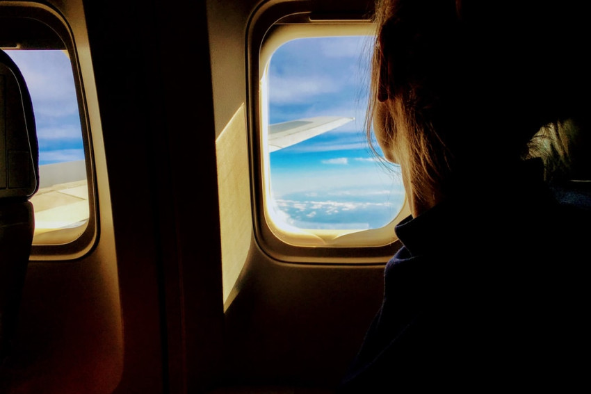 κοπέλα σε παράθυρο αεροπλάνου