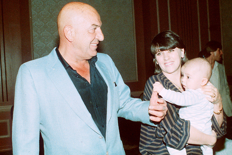 ​  O Tέλι Σαβάλας με τη σύζυγό του και την κόρη του στο Λος Αντζελες / AP Images  ​