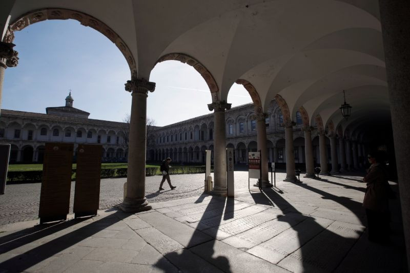 Νεαρός περπατά στο πανεπιστήμιο του Μιλάνου το οποίο είναι κλειστό για τουλάχιστον αυτή την εβδομάδα.