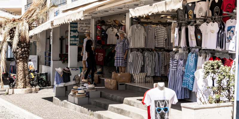 Τουριστικά μαγαζιά στη Σαντορίνη 