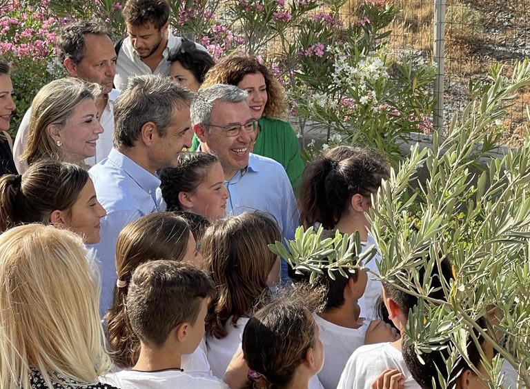 Τα παιδιά παρουσιάζουν το ‘έξυπνο’ και βιώσιμο θερμοκήπιο στον Πρωθυπουργό και τον CEO του Ομίλου Alpha Bank. 